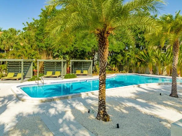 Bay Colony Apartments