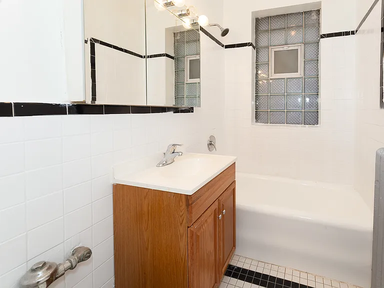 2828 N. Pine Grove — Photo 32