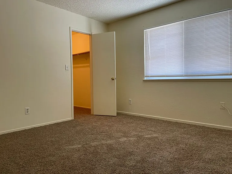 Ashlan, Clovis Dent 5 plex-Laundry - 857 — Photo 8