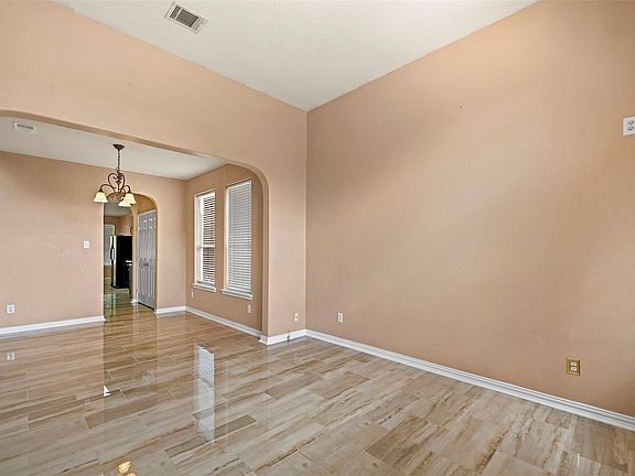4th image of 226 Persimmon Dr