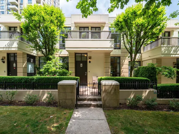 4333 Central Blvd #8, Burnaby, BC V5H 4W8