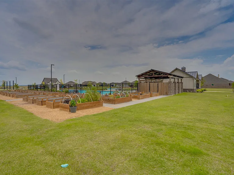 6026 Priory Dr — Photo 21