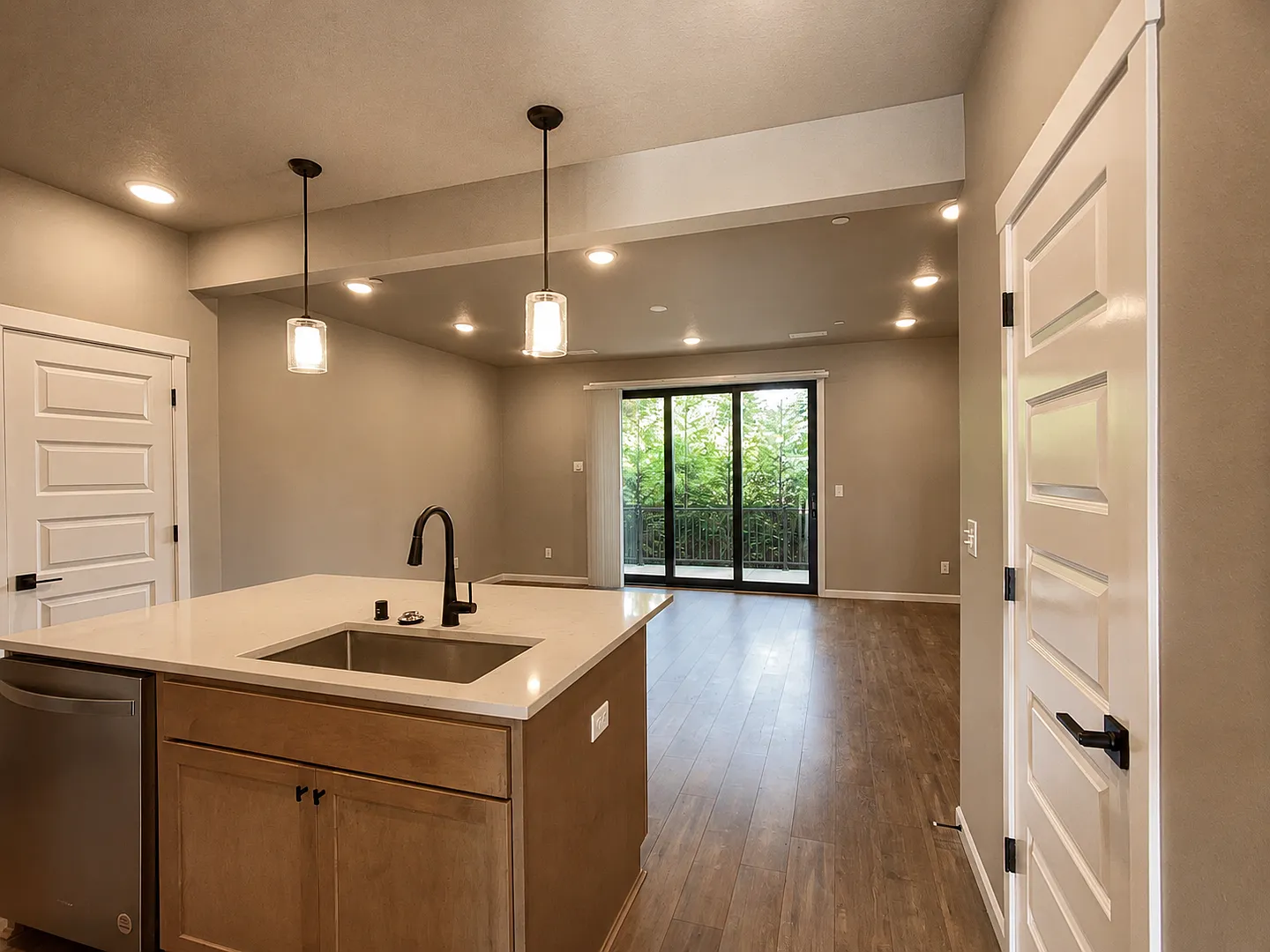 End Unit Luxury Townhome for Lease at the Courtyards at Hidden Crest - 13203 NE 71st Pl — Photo 3