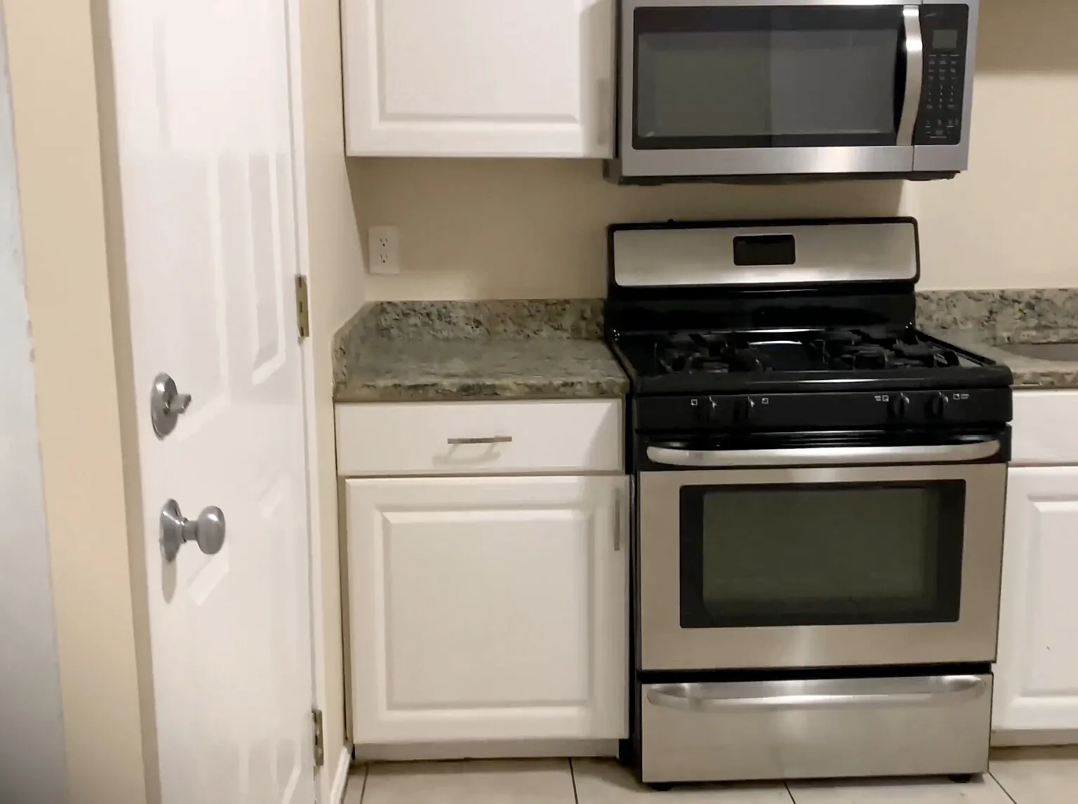 3 bed, 1100 sqft, $4,950 — Photo 2