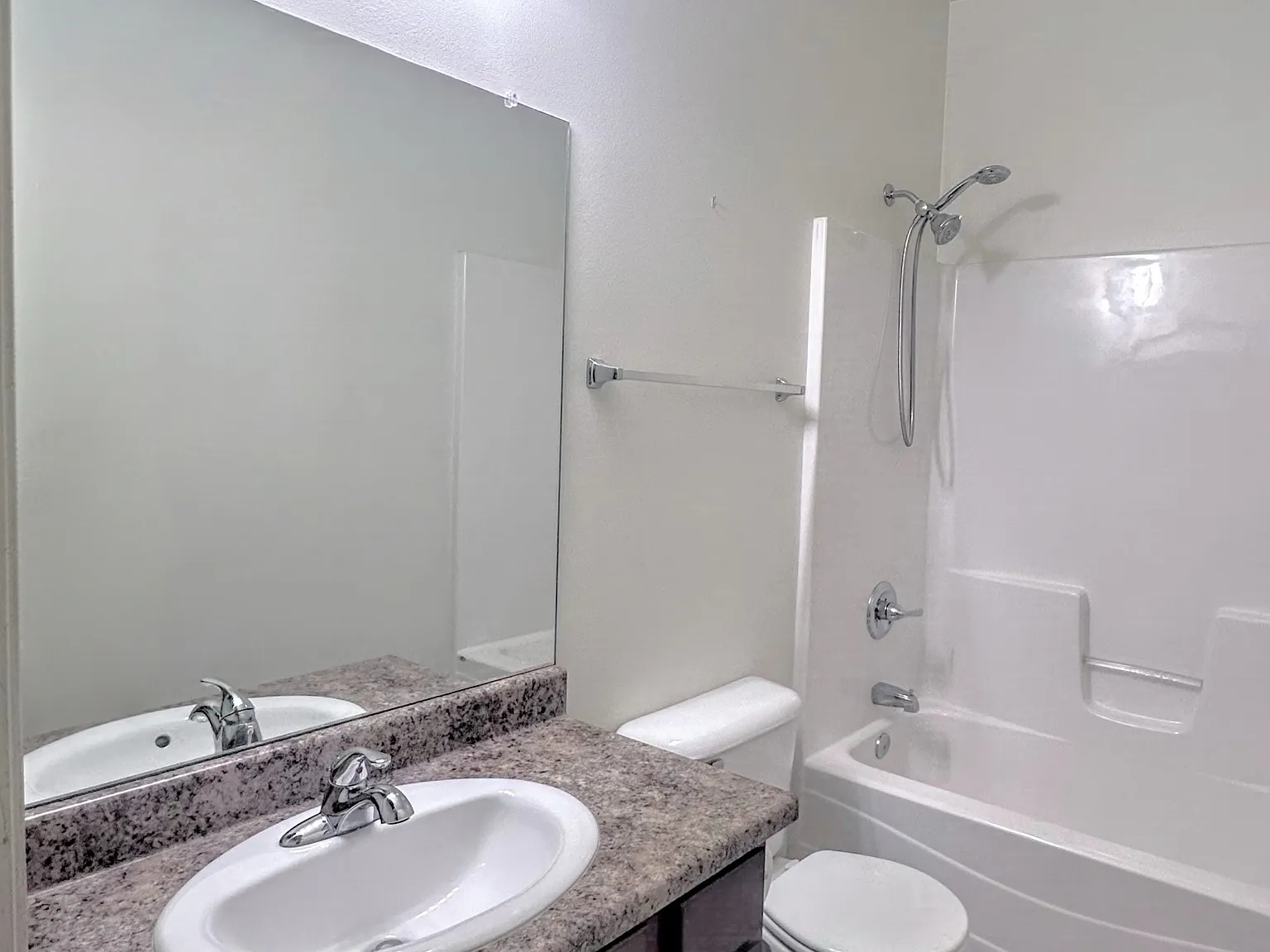 3 bed, 1608 sqft, $2,100 — Photo 4