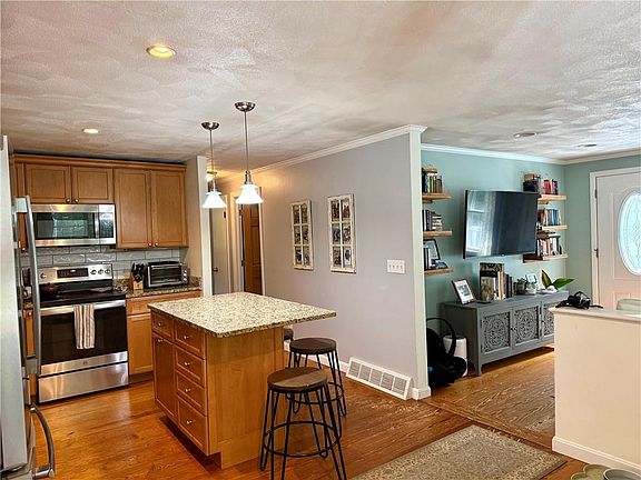 5th image of 408 Gardiner Rd