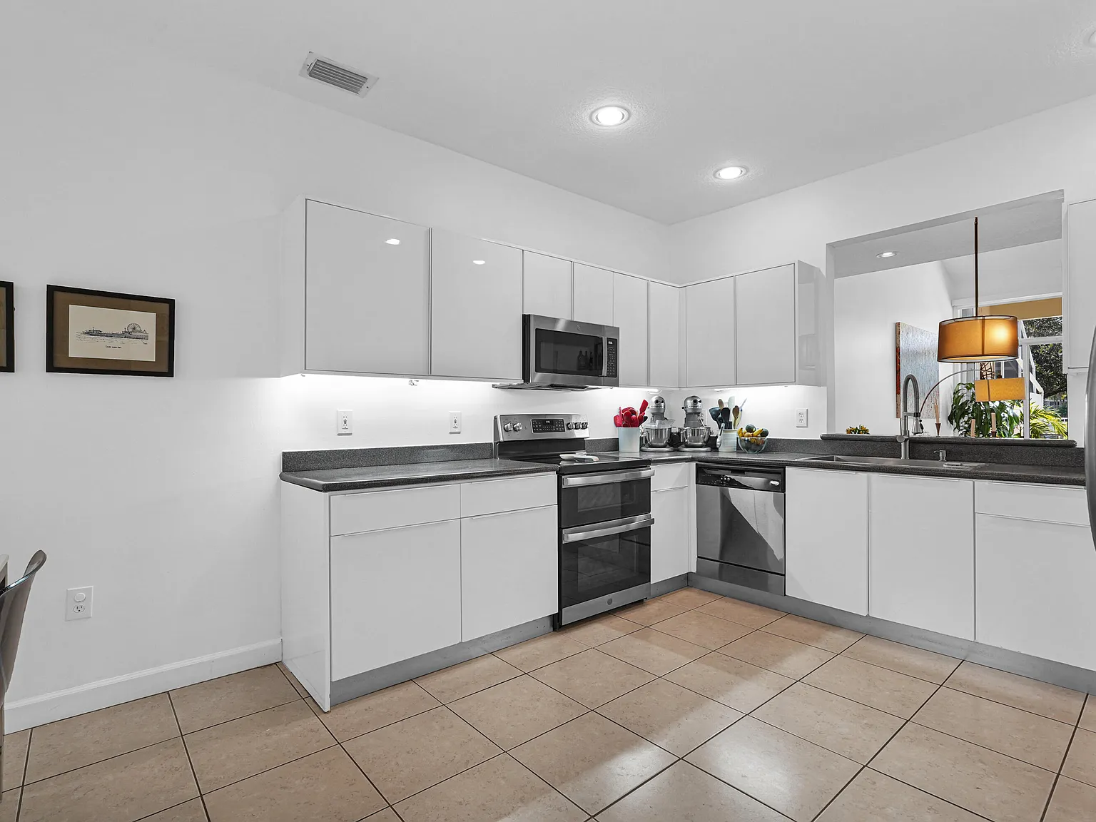 3 bed, 3.5 bath, 2477 sqft, $4,500 — Photo 2