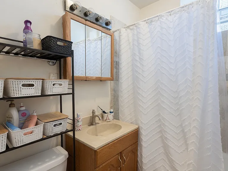 2557 W Eastwood Ave #3 — Photo 8