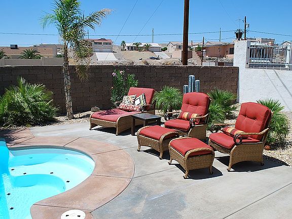Seat in pool has jets
