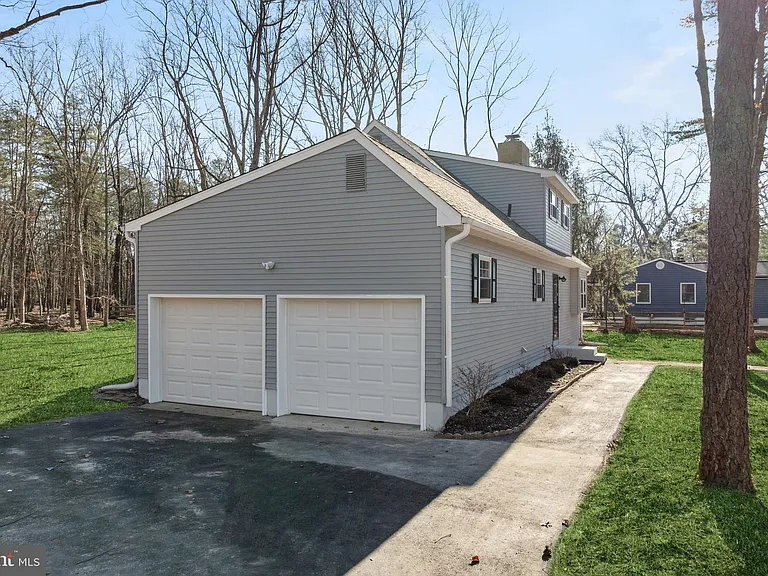 221 Oak Ln — Photo 34
