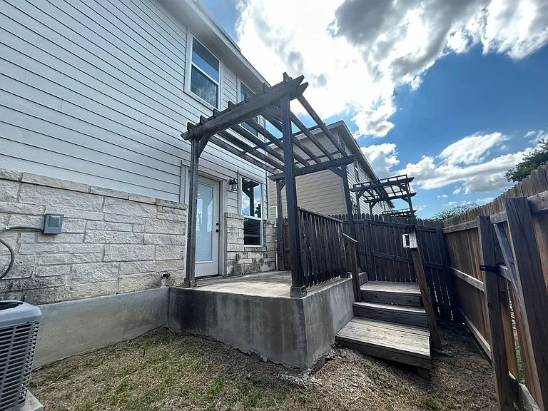 320 Untermaier St — Photo 20