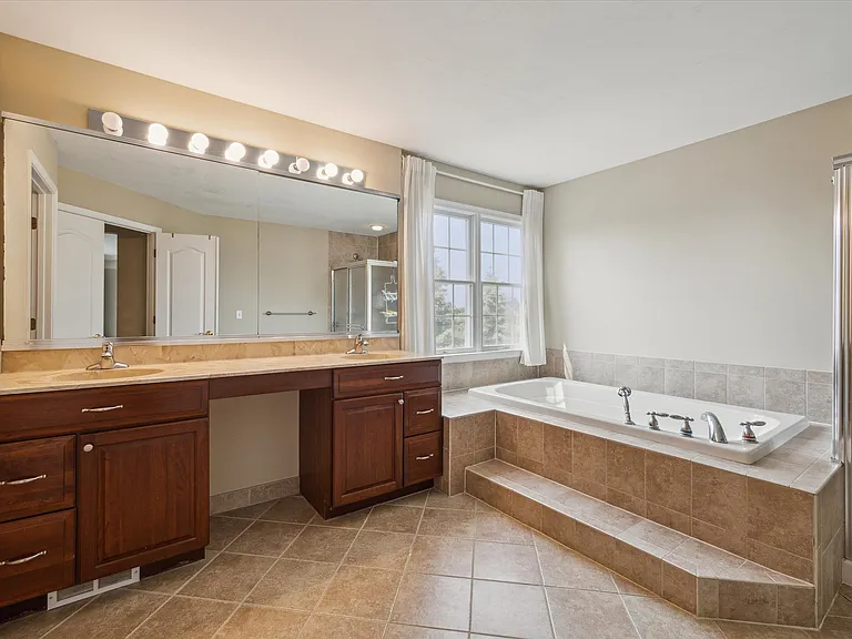 24323 Bellingham Dr — Photo 14