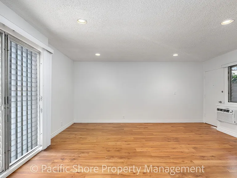 868 West Knoll Apartments — Photo 4