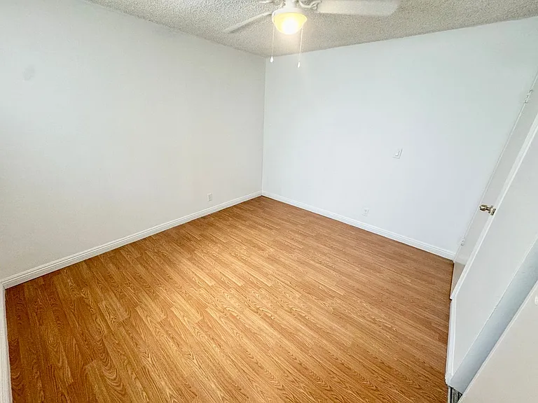 M 1012 Newmark — Photo 12