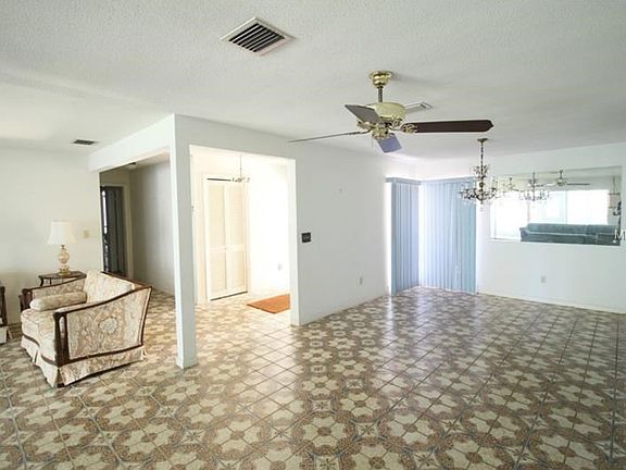 3rd image of 2100 Oak Grove Dr
