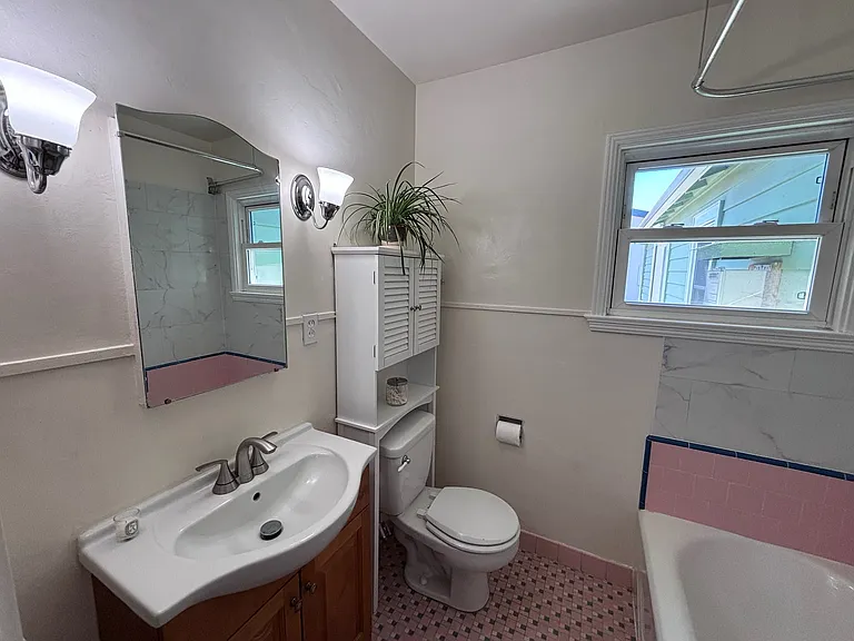 Bathroom 2 with tub/shower