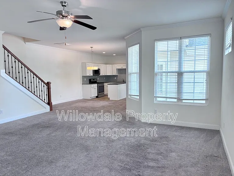 100 Spring Pine Ln — Photo 2
