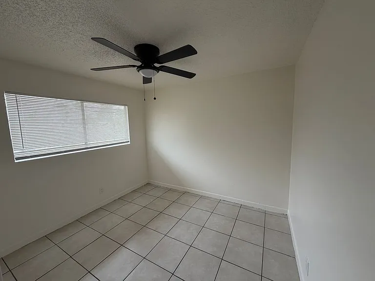 640 W 20th St #8 — Photo 7