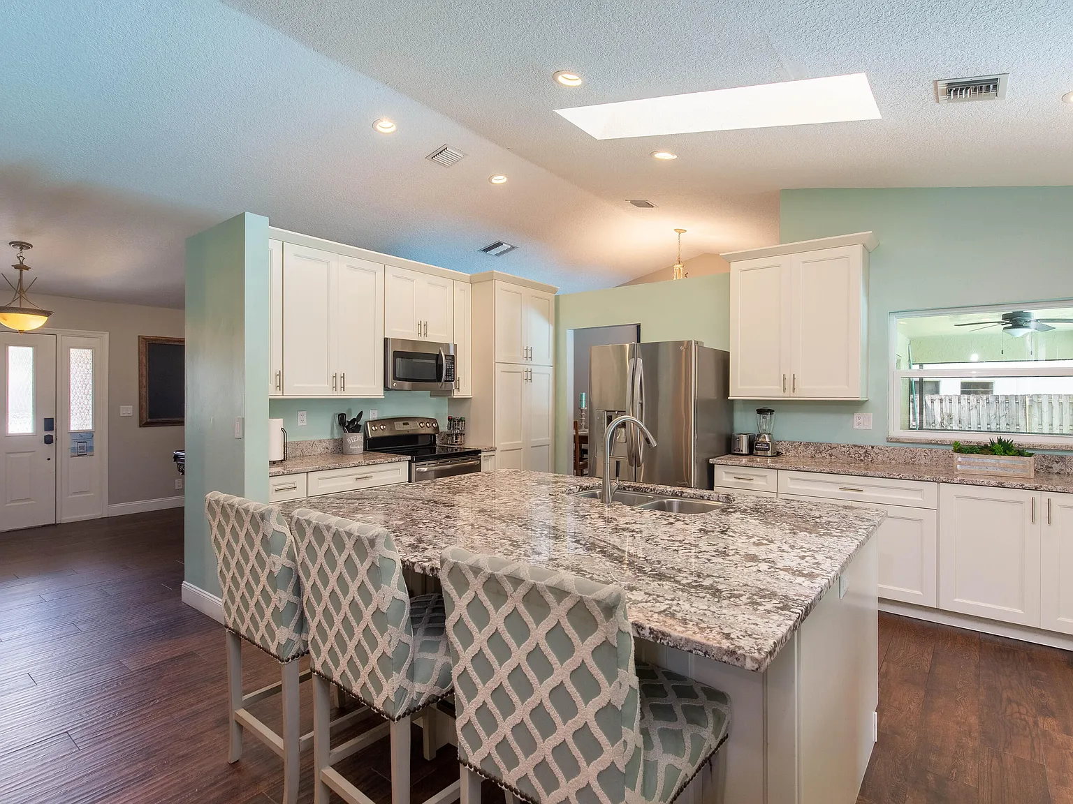 5 bed, 3.0 bath, 2487 sqft, $5,500 — Photo 3