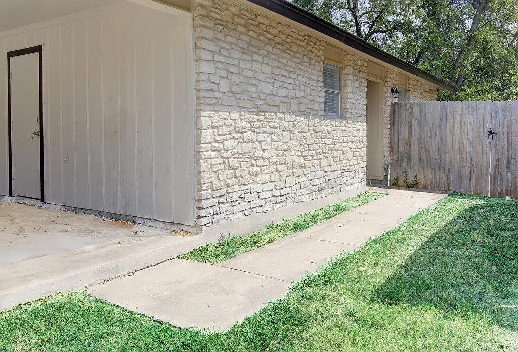 2 bed, 1.0 bath, 1804 sqft, $1,195 — Photo 4