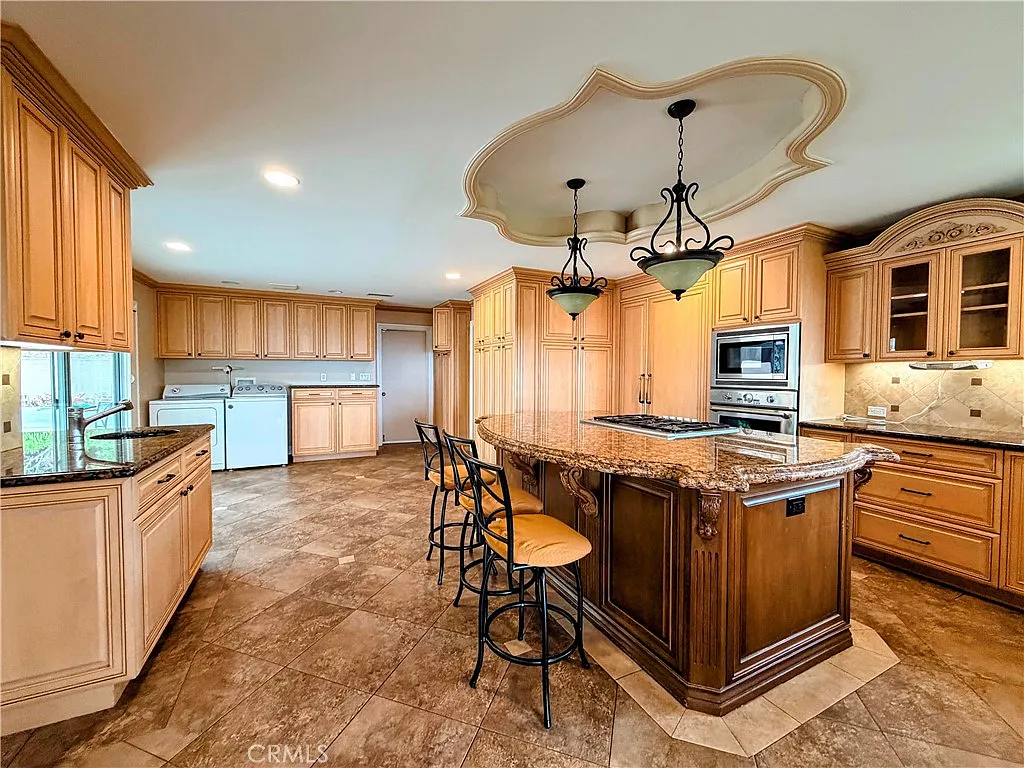 3 bed, 2108 sqft, $6,999 — Photo 3