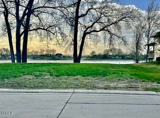 1304-1306 Bayview Ct, Bismarck, ND 58504