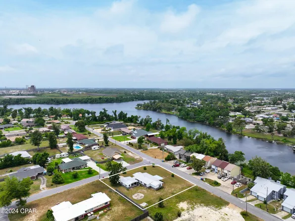4900 S Lakewood Dr, Panama City, FL 32404