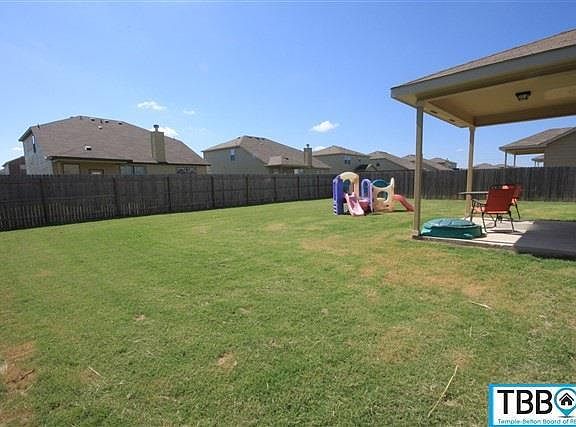 4th image of 404 E Vega Ln