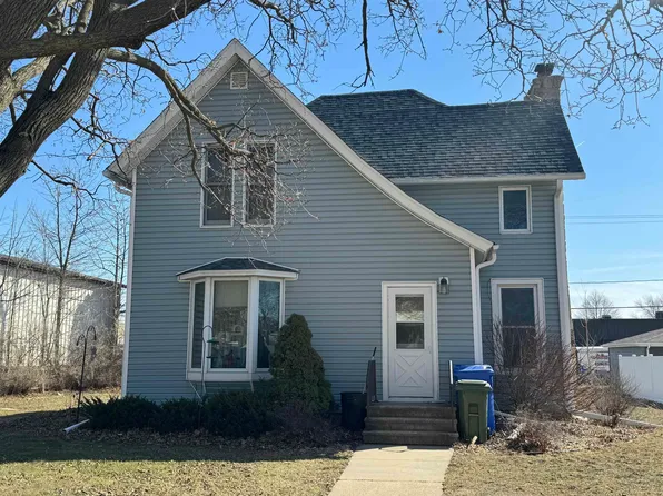 704 N Jackson St, Charles City, IA 50616