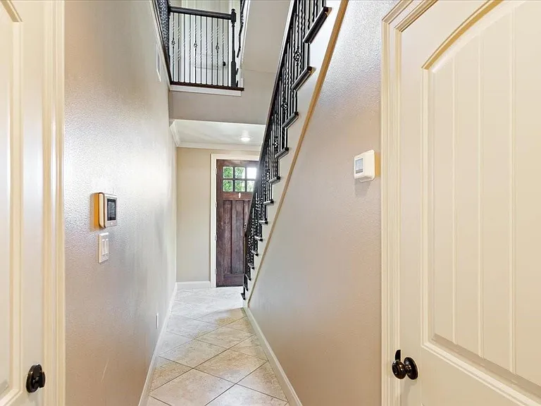 1520 Amundsen St — Photo 4