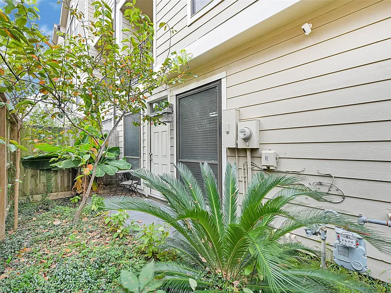 2414 Calumet St #B — Photo 4