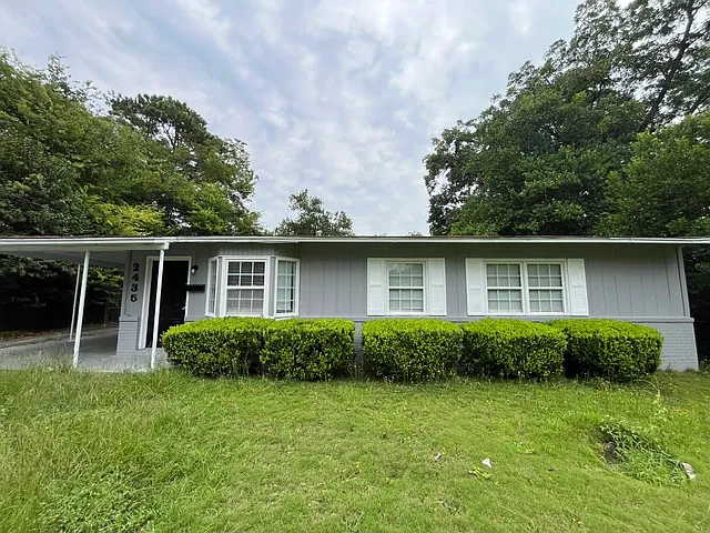 2435 Thrasher Ave — Photo 1