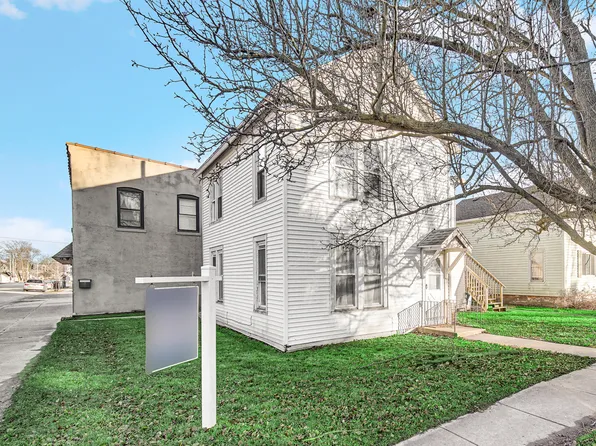 100 S Maple St, Grant Park, IL 60940