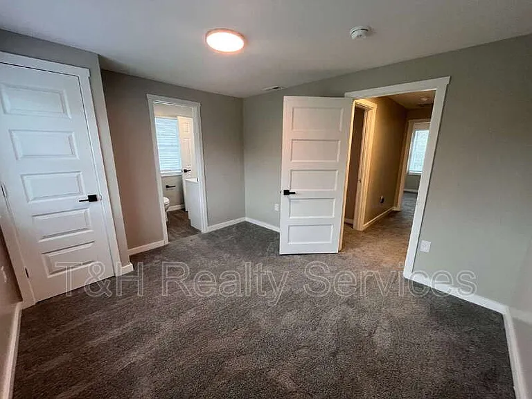 608 N Gray St — Photo 11