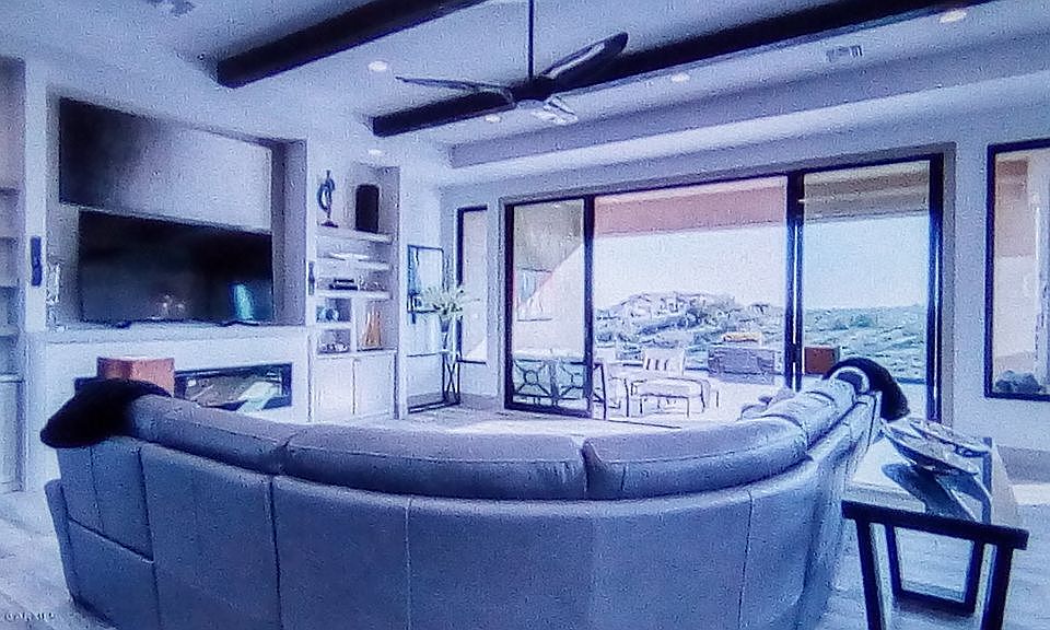 MAIN LIVING > HIGH CEILINGS 