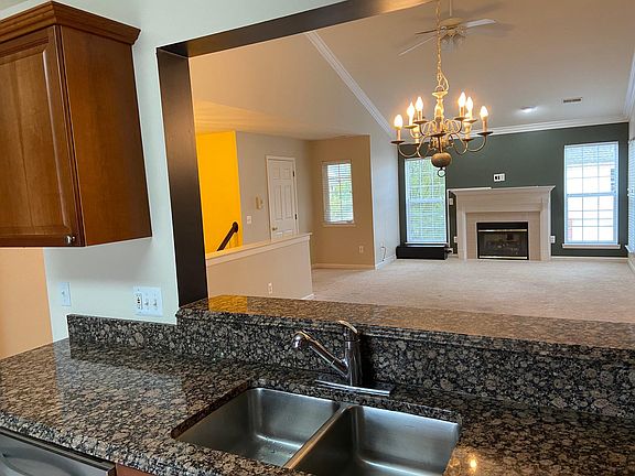 3rd image of 44399 Lakepointe Dr