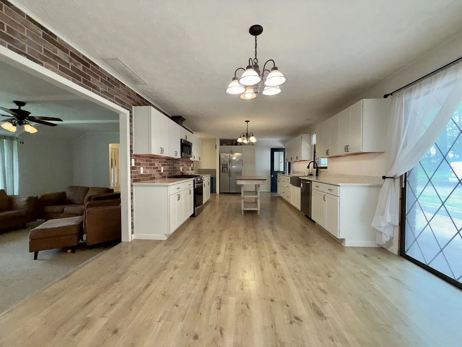 4 bed, 2.0 bath, 2466 sqft, $1,900 — Photo 3