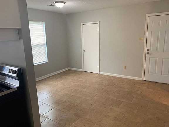 4th image of 905 Foxwood Cir