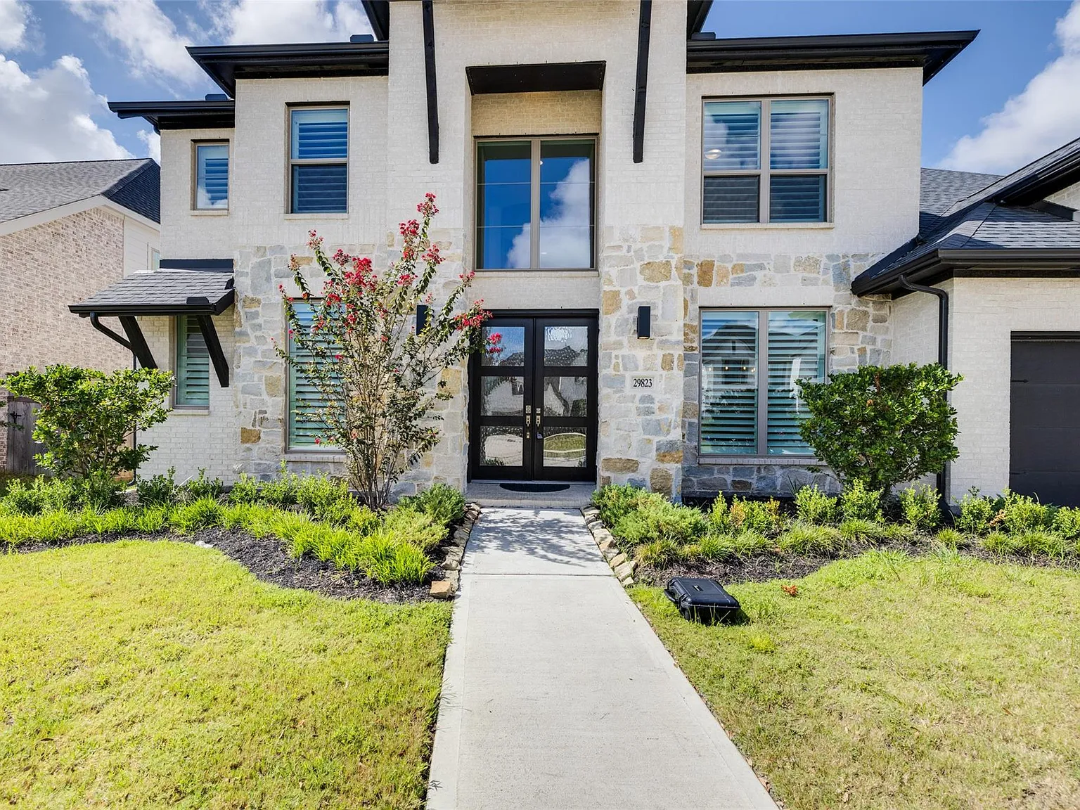5 bed, 4.5 bath, 4228 sqft, $4,750 — Photo 2