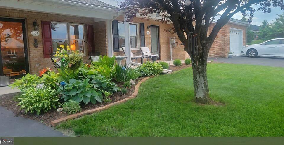 1st image of 307 Winding Oak Dr