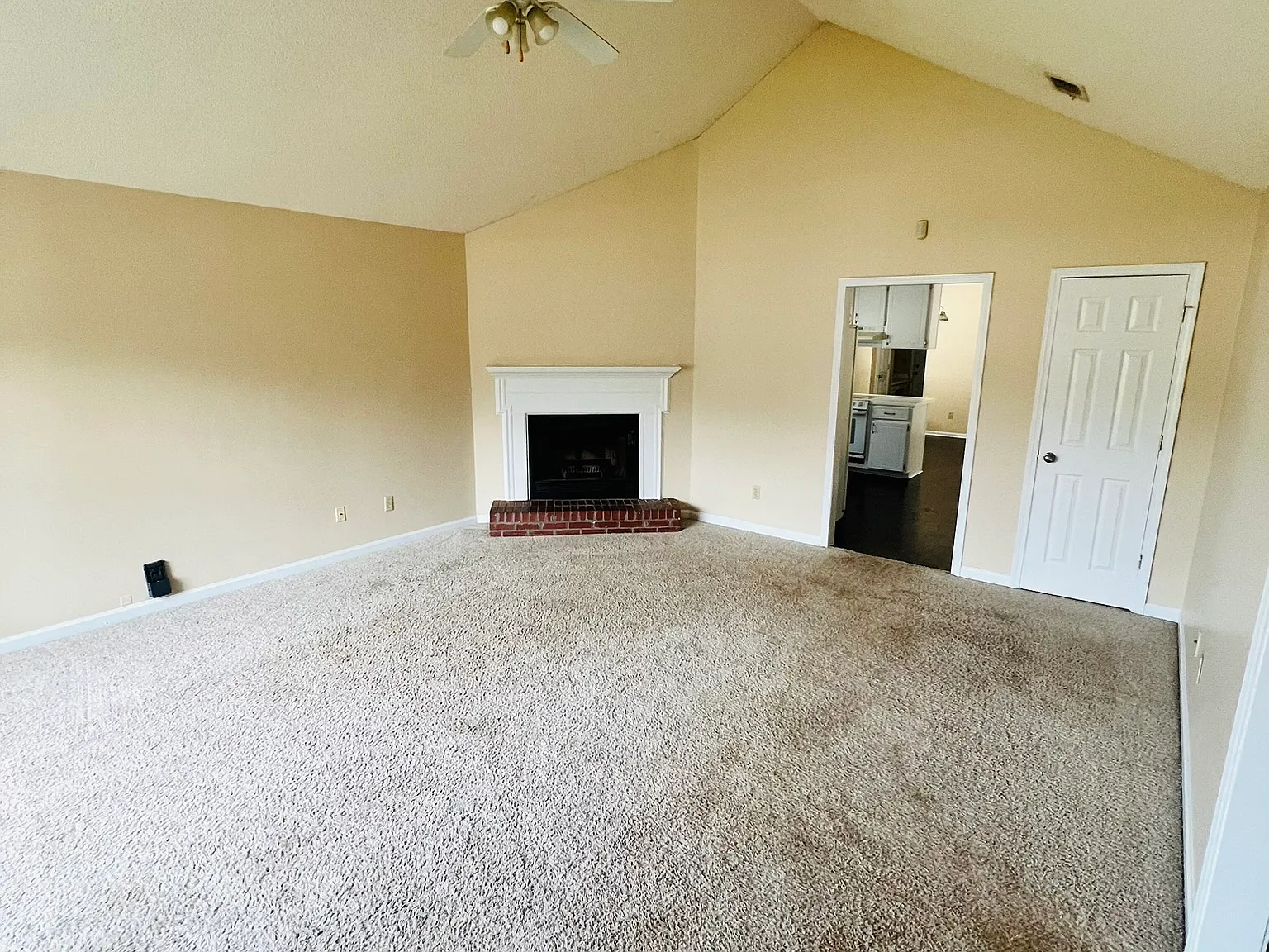 3 bed, 1392 sqft, $1,450 — Photo 2