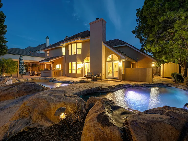 150 Tomlinson Dr — Photo 1