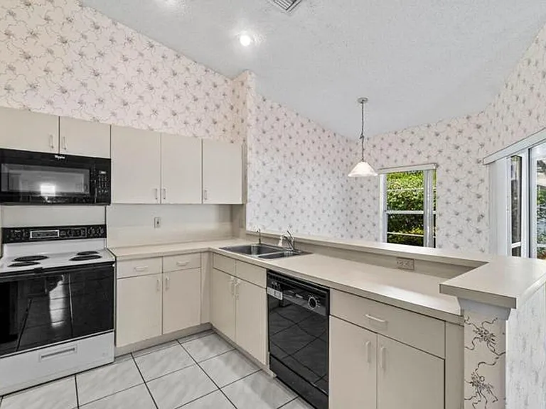 10001 Country Brook Rd — Photo 3