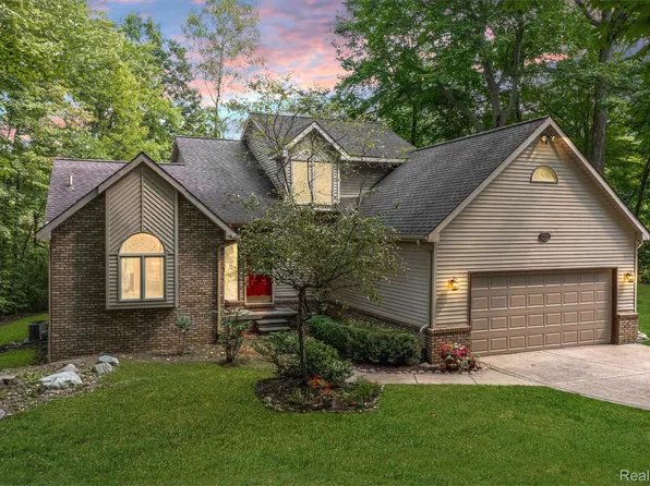 300 Mystic Ct, Ortonville, MI 48462