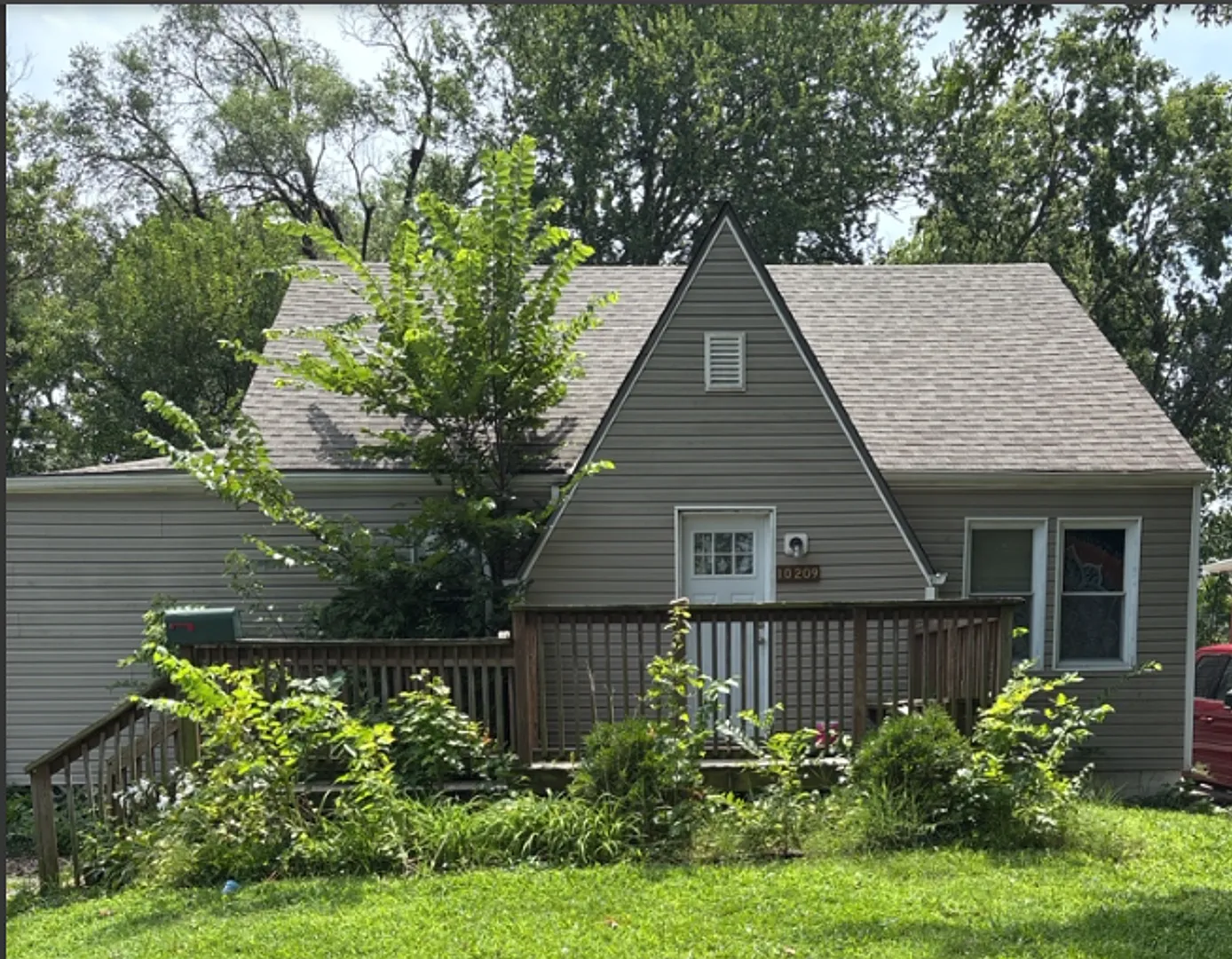 3-Bedroom, 1.5 Bath Single Family for Rent in Raytown, MO | Attached Garage & Modern Kitchen — Photo 1