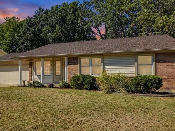 1607 Treetop Dr, Saint Charles, MO 63303