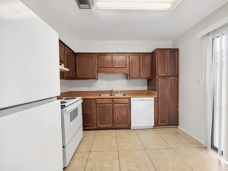 1825 Hunters Path — Photo 9