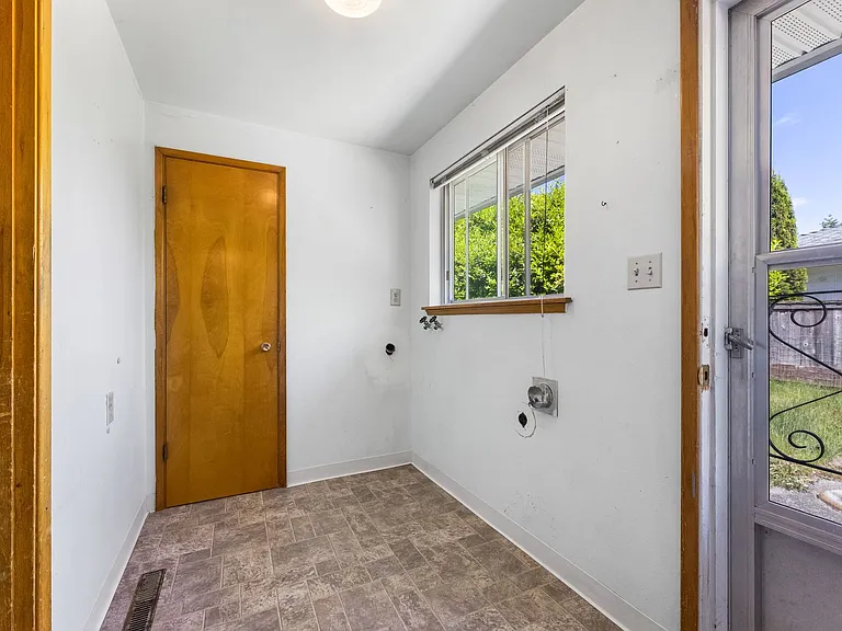 9301 Elwood Dr SW — Photo 12