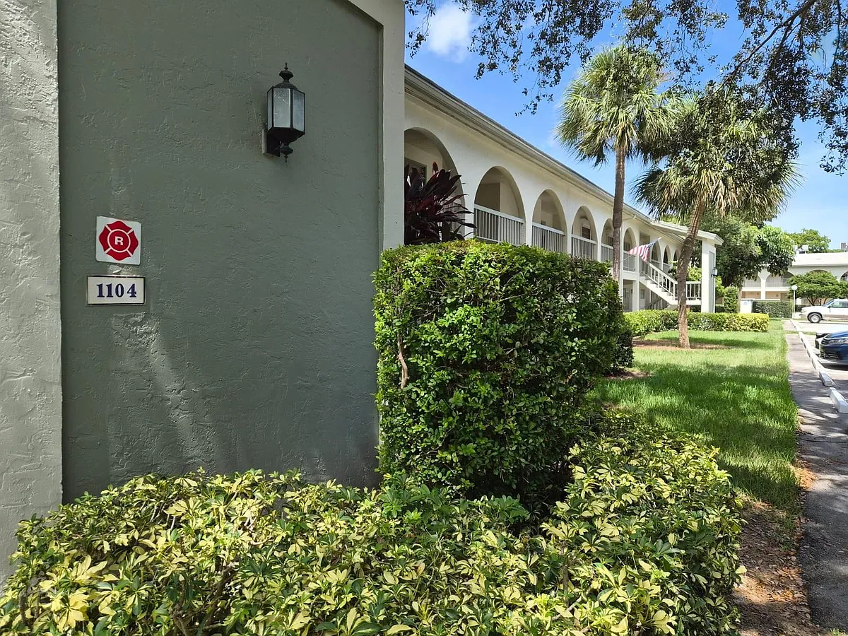 Building Photo - Bahama Bnd