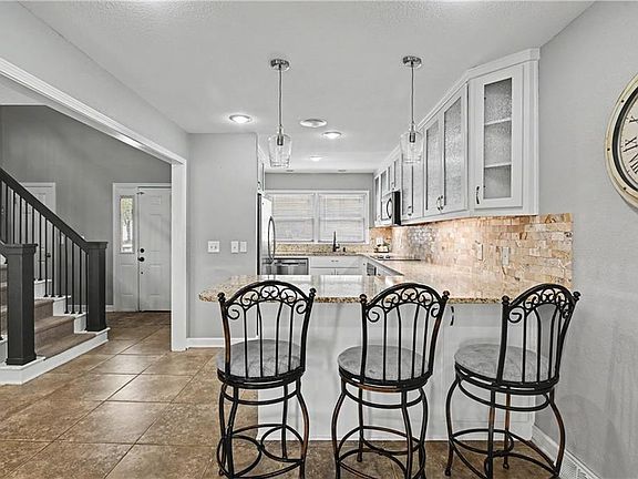 5th image of 221 Woodbridge Ln